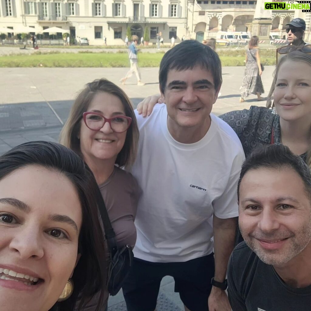 Mário Marra Instagram - Florença hoje resolveu brincar de fazer a gente ser feliz e grato por encontros tão significativos. Samuel e Laura em uma praça. Rômulo e Fabiana na estação e no almoço. Que bom!