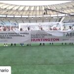 Mário Marra Instagram – Juntos com @marramario, @sportscenterbr e a @espnbrasil, estamos iluminando a trajetória das famílias com doença de Huntington. 

A doença de Huntington é uma condição genética, rara e progressiva, que afeta o sistema nervoso central, prejudicando tanto as funções motoras quanto cognitivas e comportamentais das pessoas diagnosticadas. Não existe ainda cura ou tratamento eficaz para a DH.

A iniciativa da Associação Brasil Huntington (ABH) que aconteceu no jogo de ontem (30/09) contou com a organização do Governo do Estado Rio de Janeiro, da Secretaria Municipal de Esporte e Lazer de Rio Bonito (RJ) e da Superintendência de Desportos do Estado do Rio de Janeiro (Suderj), com o apoio do Flamengo.

O preconceito só pode ser combatido com informação. Juntos, podemos acabar com o estigma e o desconhecimento sobre a doença de Huntington!

Agradecemos a todos envolvidos por unirem forças com a ABH para conscientizar, apoiar e inspirar.

#OcultaNuncaMais #eujogoporhuntington #eumemovimentoporhuntington Estádio do Maracanã