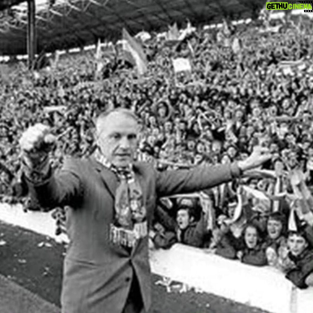 Mário Marra Instagram - Em 02 de setembro de 1913, há 110 anos, nascia Bill Shankly. Campeão como jogador do Preston, Shankly obteve muito destaque à frente do Liverpool. Ele transformou um clube que estava na segunda divisão há cinco anos em um gigante europeu. Quer mais? O cenário que o jovem encontrou não era nada positivo. O clube ia mal, o time não rendia e a cidade passava por uma imensa crise financeira com o número de desempregados só aumentando. Sim, é verdade que naquele mesmo tempo e na mesma cidade um movimento musical tomou corpo e conquistou o mundo. Foram 15 anos no Liverpool e muitos títulos. Caminho pavimentado para Bob Paisley e Joe Fagan conquistarem o que hoje é chamado de Champions League. Shankly era um grande frasista e um vencedor que esteve nos braços do torcedor. Ele mudou a história de um clube, ajudou a mudar uma cidade e a vida de muita gente.