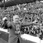 Mário Marra Instagram – Em 02 de setembro de 1913, há 110 anos, nascia Bill Shankly. 
Campeão como jogador do Preston, Shankly obteve muito destaque à frente do Liverpool.
Ele transformou um clube que estava na segunda divisão há cinco anos em um gigante europeu. 
Quer mais? O cenário que o jovem encontrou não era nada positivo. 
O clube ia mal, o time não rendia e a cidade passava por uma imensa crise financeira com o número de desempregados só aumentando. 
Sim, é verdade que naquele mesmo tempo e na mesma cidade um movimento musical tomou corpo e conquistou o mundo. 
Foram 15 anos no Liverpool e muitos títulos. 
Caminho pavimentado para Bob Paisley e Joe Fagan conquistarem o que hoje é chamado de Champions League. 
Shankly era um grande frasista e um vencedor que esteve nos braços do torcedor. 
Ele mudou a história de um clube, ajudou a mudar uma cidade e a vida de muita gente.