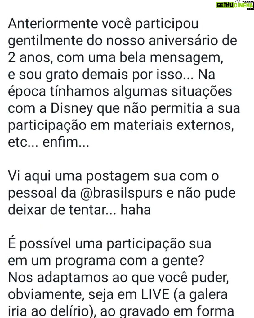 Mário Marra Instagram - Às vezes me pego pensando nos rumos que a vida levou e os caminhos que a carreira seguiu. Hoje foi um dia assim. Um dia legal. Estar na ESPN, conviver com tanta gente que admiro há tanto tempo e ter a oportunidade de trabalhar em jogos da Premier League. Uau! Quanta coisa para comemorar! Já trabalhei com muita gente brilhante. Alguns realmente são geniais. Eu, um cara que procura se observar com frequência, sei desde cedo que não posso contar com brilhantismo e muito menos com genialidade, mas o suor sempre foi meu aliado. Leio, busco informações, tento entender de novo e é com muito suor que vou tentando seguir. Voltando ao dia de hoje, parei para pensar em quanto é representativo ser convidado por canais oficiais de clubes da Inglaterra no Brasil ou de torcidas oficiais de times ingleses daqui. Ter a oportunidade de ter a opinião respeitada dá muita satisfação. Muita. É a percepção de que o caminho do estudo, do respeito, do trabalho realizado com seriedade pode ser um caminho mais longo, mas é também sólido. À ESPN a minha gratidão pelo espaço, pelo tratamento, pelo respeito. Aos que me procuram para a opinião também vai meu agradecimento. Estarei fora por uns dias a partir do dia 27 e voltarei com mais vontade de aprender. 📷: Contas oficiais em português do West Ham Brasil e Manchester City. @brasilspurs @falagooner @caminhanteslfc @bluesofstamford @redarmybrasil Um forte abraço também para o pessoal da @blackwolves_brasil , que até uma camisa mandou pra mim.