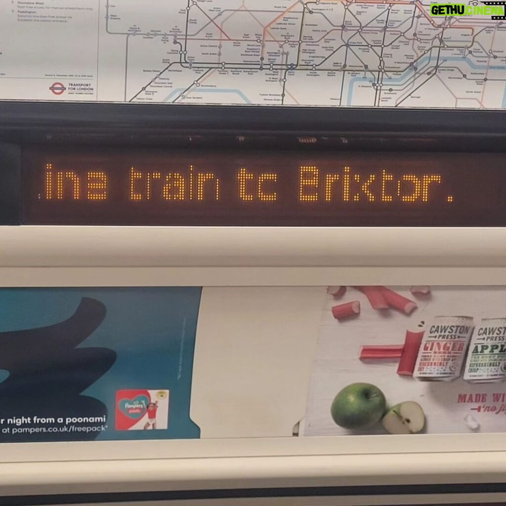 Mário Marra Instagram - O #tbt de hoje é uma lembrança recente. Lembrança de pegar o metrô em Londres e buscar entender mais sobre um momento histórico: a chegada do Empire Windrush, navio que saiu da Jamaica para a Inglaterra. A intenção era povoar o país, sofrido por causa da Segunda Guerra Mundial. Povoar, reconstruir, trazer força de trabalho e ânimo. Estava em Londres no dia 22 de junho, data exata da chegada do navio, data da celebração dos 75 anos do que se tornou conhecida como Geração Windrush. O bairro de Brixton acabou se tornando casa de tantos imigrantes não só da Jamaica, mas de outros tantos países que ajudaram a reconstrução do Reino Unido. O dia não foi de apenas celebração, mas de muita reflexão. Existe uma valorização da cultura negra na Inglaterra e Brixton faz questão de produzir conteúdos com a temática. Foi por causa das tensões causadas boa parte pelo racismo da polícia nos confrontos com trabalhadores em Brixton que Eddy Grant compôs, em 1982, a música Eletric Avenue. Estive lá. O dia foi repleto de atividades culturais e sociais por lá. O 22 de junho vai ser sempre um dia simbólico, assim como a Eletric Avenue, assim como o sofrimento de quem ajudou a reconstruir o país e tem que afirmar e reafirmar posições. #tbt #brixton #eletricavenue #againstacism #eddygrant #empirewindrush #windrush