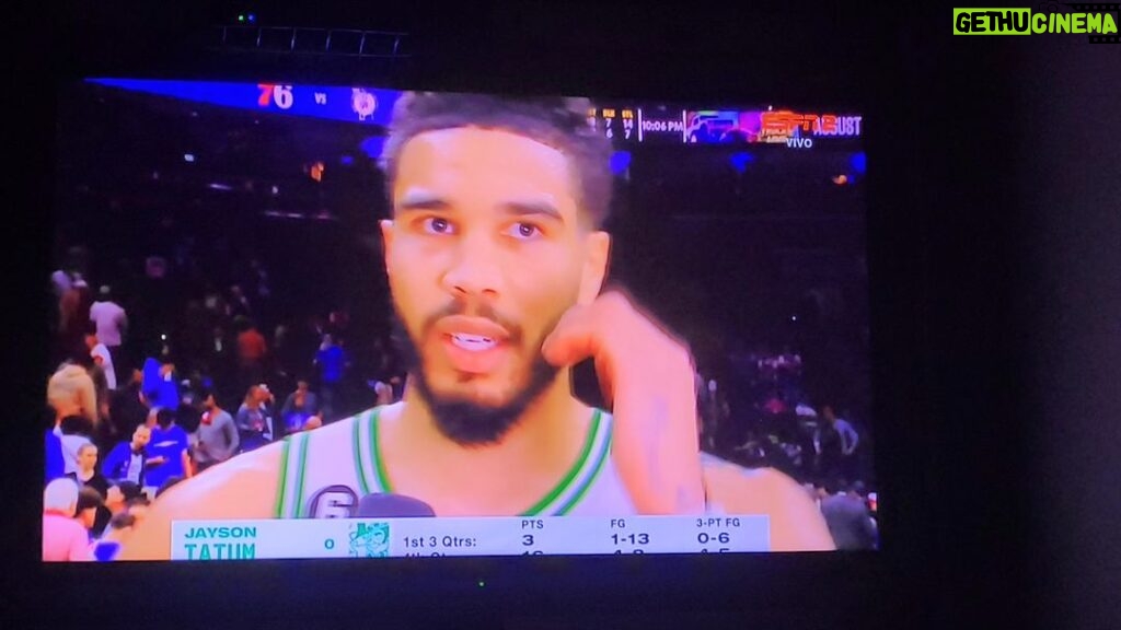 Mário Marra Instagram - A narrativa estava pronta. Tatum, no jogo que determinaria o fim da temporada para o Boston Celtics, não pontuava. Errava, errava e parecia estar estranho, mais lento, mais tenso, travado. É claro que a confiança, ou a falta dela, poderia entrar no contexto. Poderia. O esporte sempre nos ensina e acaba nos expondo. Os que estavam com o texto pronto com manchetes relacionando o camisa 0 ao amarelão tiveram que apagar correndo. O último quarto foi dele. Quase que só dele e haverá o sétimo jogo em Boston. Sabe o pior? É que Tatum realmente não estava bem, mas ele não merecia o aproveitador rótulo. Alguém merece rótulos? Não! Não estamos condenados a sermos o que formos ontem ou o que pensam que somos. O esporte nos dá a oportunidade de ser diferente, de fazer diferente, de se recuperar, de valorizar o esforço e a história do outro.