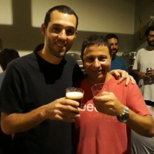 Mário Marra Instagram - Hoje é um dia especial para falar de mim mesmo. 
Sim, eu sei que é aniversário do @gustavohofman e sei também o quanto aprendi sobre ele e com ele. 
Cheguei na ESPN e ele me acolheu.
Era um bom papo diário e rapidamente soube que ali eu teria segurança e cumplicidade.
Acompanhei o crescimento, os desafios que ele aceitava e a forma que se entregava e como cumpria tudo com garra, trabalho e zelo.
Hofman tem uma visão incrível de mundo, de culturas diferentes, ama o que faz e como vive. 
Como foi bom para mim perceber tudo de tão perto.
Hoje, já nem tão perto assim, continuo admirando, rindo, torcendo e comemorando que tenho mais um quarto em Madri. 
Parabéns, meu amigo. Saudades. Muito obrigado por tudo.