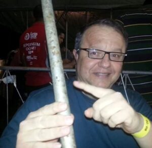 Mário Marra Instagram - O ano era 2013. 
Jogo de Copa do Brasil.
O #tbt de hoje me faz lembrar de uma das tantas viagens com o Deva Pascovicci.
Que saudade!
Saímos de São Paulo e fomos para Cuiabá.
A CBN alugou um carro e fomos para Nova Mutum, perto de Lucas do Rio Verde.
Betinho dirigia, eu e @gui_dorneles no banco de trás e o Deva na frente. 
Falamos muita bobagem. Deva contou casos sobre o pantanal, sobre onças, cobras voadoras, muita cantoria e, de novo, bobagens.
Dormimos em Nova Mutum e fomos à tarde para Lucas. 
Chegamos lá e demos de cara com uma estrutura metálica instalada para o jogo. Sim, era uma grande atração para a região. E lá estava a nossa cabine. 
A foto mostra nosso susto. Deva estava narrando e um pedaço de ferro desgarrou e foi na testa dele. Não machucou, mas assustou. Como tudo na viagem, virou motivo de piada e risadas.
Lembranças tão boas de tempos muito bons.