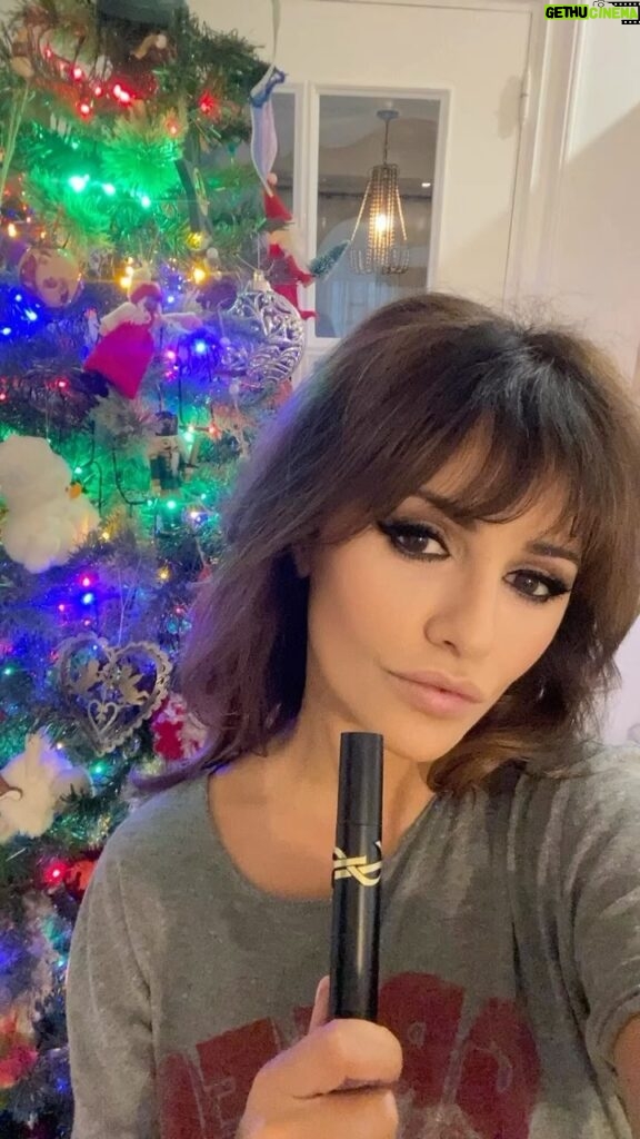 Mónica Cruz Instagram - Preparándome para mi cena navideña con @turismocastillalamancha @oficinaturismoclmenmadrid Gracias @yslbeauty #yslbeauty #makeuplook