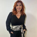 Mónica Sintra Instagram - Este "Domingão" está chuvoso mas, na @sicoficial, queremos trazer luz para esta tarde. Juntam-se a nós nesta festa? 🎉 💇‍♀️ Cabelos @anabela.barto 💄 Make-Up @lamaisonthiobane 👗 Cinto @donavportugal 💎 Jóias @eugeniocamposjewels SIC (Sociedade Independente de Comunicação)