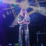 Mónica Sintra Instagram - Cantar ao vivo. Fechar os olhos e deixar a alma transparecer. Olhar em frente e ver-vos a cantar as minhas músicas. Saber que alguns me acompanham quase desde o início da minha carreira. Que gostam de mim. Que saíram de casa para me ver. Que vibram ao som das minhas músicas. E eu, estou ali, despida de mim, a fazer o que mais amo: cantar. 🎤 Transformar a alegria e a dor em som. Em melodia. Naquilo que eu quiser. Com a ajuda dos melhores, que nunca me deixaram de apoiar e de estar ao meu lado. É aqui que tenho estado. E é aqui que gosto de estar. É aqui. Sempre. ❤️