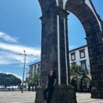Mónica Sintra Instagram - Perdida em S. Miguel. 🌊🏞️ Nem sempre tenho a possibilidade de passear pelos sítios onde canto, mas hoje foi um dia diferente, em que, durante algumas horas, revisitei e redescobri a magia desta ilha e maravilhar-me com a beleza natural dos Açores. Já cá tinha estado uma semana há algum tempo e é sempre bom voltar a ver os recantos, as águas cristalinas e as colinas verdejantes. Obrigada por me receberem sempre tão bem. ❤️ . . . #mónicasintra #travelvibes #açores #sãomiguel #portugal #visitaçores #musicalgetaway #singerlife São Miguel, Açores