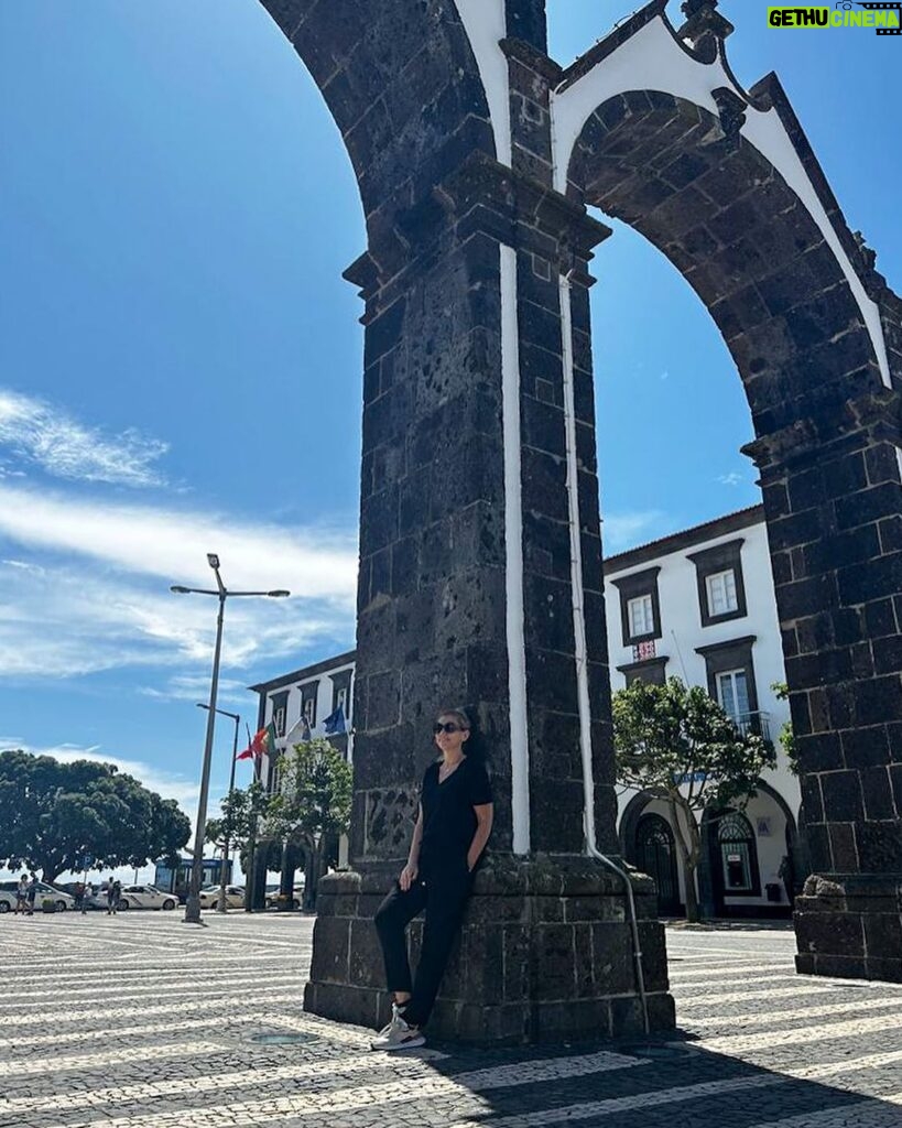 Mónica Sintra Instagram - Perdida em S. Miguel. 🌊🏞️ Nem sempre tenho a possibilidade de passear pelos sítios onde canto, mas hoje foi um dia diferente, em que, durante algumas horas, revisitei e redescobri a magia desta ilha e maravilhar-me com a beleza natural dos Açores. Já cá tinha estado uma semana há algum tempo e é sempre bom voltar a ver os recantos, as águas cristalinas e as colinas verdejantes. Obrigada por me receberem sempre tão bem. ❤️ . . . #mónicasintra #travelvibes #açores #sãomiguel #portugal #visitaçores #musicalgetaway #singerlife São Miguel, Açores