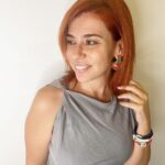 Mónica Sintra Instagram - Como sabem, gosto de mudar. De me reinventar, de me desafiar. Ontem, comemorei os 14 anos da @maracabeleireiros.oficial com um novo corte... e uma nova cor.💇 Sim, a ruiva está de volta. 😘