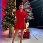 Mónica Sintra Instagram - Na véspera da véspera de Natal há mais um “Estrelas ao Sábado”. É que, para além de júri, hoje canto também para vocês junto do meu amor maior. Ficam desse lado agarrados na @rtppt? 😍 💇‍♀️ @antoniocortezatelier 💄 @paulacarmo.makeup 👗 @muonti_dress_code 💎 @eugeniocamposjewels