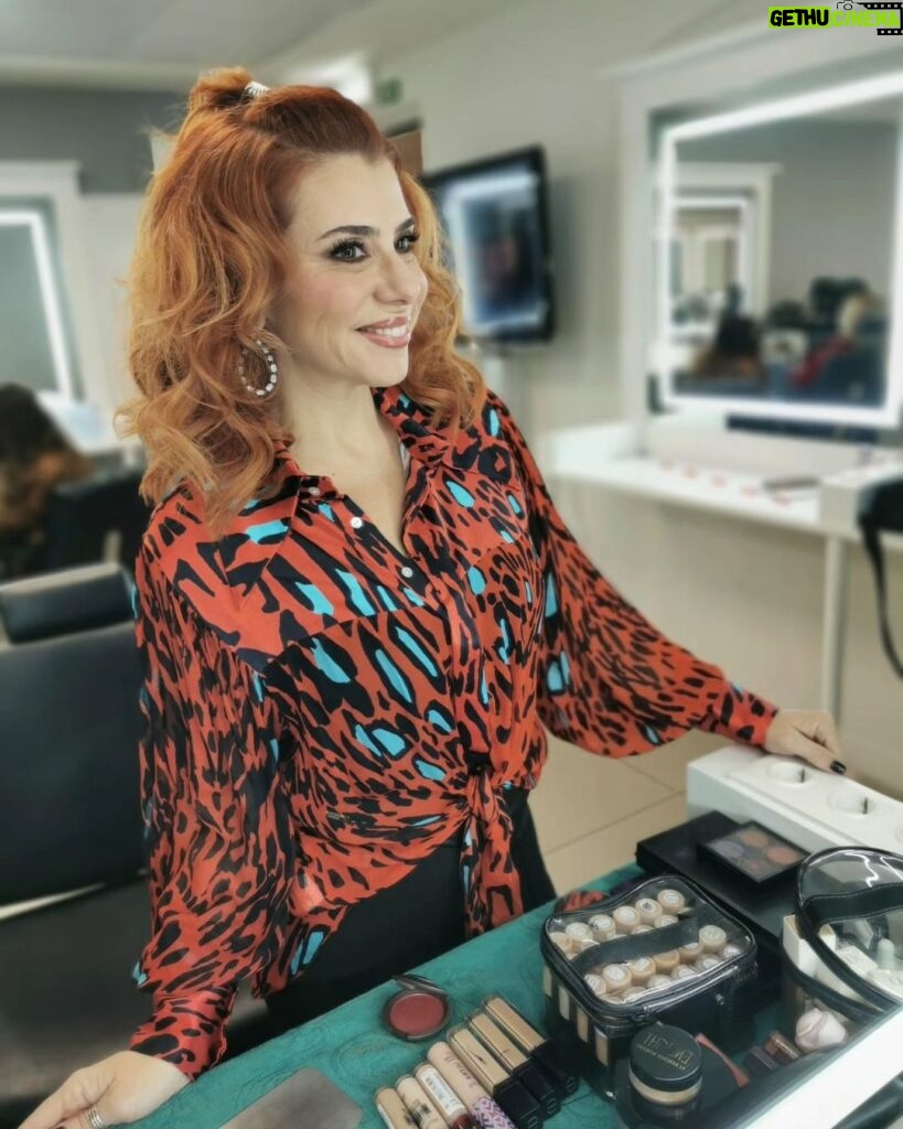 Mónica Sintra Instagram - Pronta para mais um "Estrelas ao Sábado" na @rtppt. E vocês? Juntam-se ao maior palco de música popular portuguesa? 🎶 💇‍♀ @antoniocortezatelier 💄 @paulacarmo.makeup 👗 @muonti_dress_code 💎 @eugeniocamposjewels