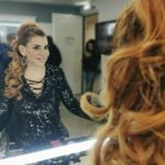 Mónica Sintra Instagram - O destino de 8 candidatos volta a estar nas suas mãos. E eu já estou pronta para a competição. 👑 Quem será o próximo membro da realeza da música popular portuguesa? Vemo-nos agora no “Estrelas ao Sábado” na @rtppt. 😘 💇‍♀️ @antoniocortezatelier 💄 @paulacarmo.makeup 👗 @muonti_dress_code 💎 @eugeniocamposjewels