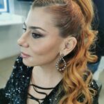 Mónica Sintra Instagram - O destino de 8 candidatos volta a estar nas suas mãos. E eu já estou pronta para a competição. 👑 Quem será o próximo membro da realeza da música popular portuguesa? Vemo-nos agora no “Estrelas ao Sábado” na @rtppt. 😘 💇‍♀️ @antoniocortezatelier 💄 @paulacarmo.makeup 👗 @muonti_dress_code 💎 @eugeniocamposjewels