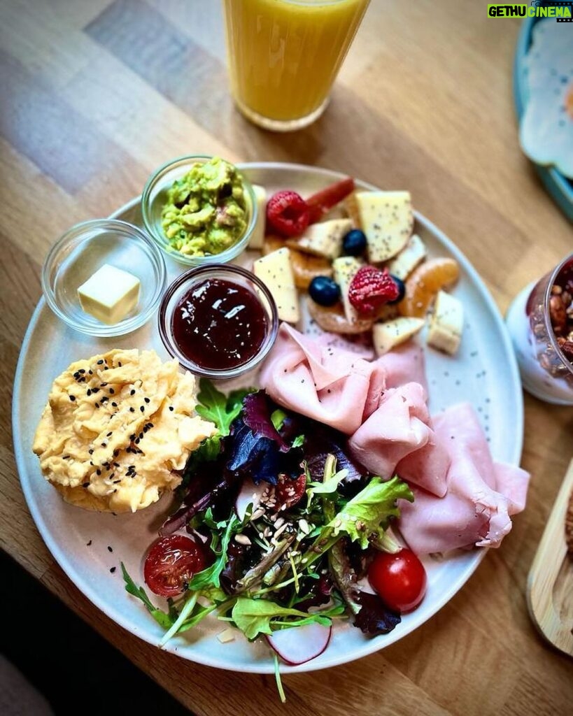 Mónica Sintra Instagram - Um domingo perfeito, no @lifecafesacavem. Um brunch que parece uma orquestra para os sentidos e um atendimento acolhedor. A explosão de sabores e cores é bem visível nestas fotos que partilho convosco. 🥐🍳 A decoração moderna e atual, combinadas com a luz, foram a pitada final para um fim de tarde agradável e cheio de sabor. Recomendo vivamente, para quem procura um espaço para se deleitar e, claro, conversar. ❤ #parceria