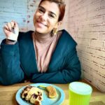 Mónica Sintra Instagram - Um domingo perfeito, no @lifecafesacavem. Um brunch que parece uma orquestra para os sentidos e um atendimento acolhedor. A explosão de sabores e cores é bem visível nestas fotos que partilho convosco. 🥐🍳 A decoração moderna e atual, combinadas com a luz, foram a pitada final para um fim de tarde agradável e cheio de sabor. Recomendo vivamente, para quem procura um espaço para se deleitar e, claro, conversar. ❤️ #parceria