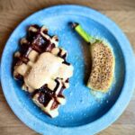 Mónica Sintra Instagram - Um domingo perfeito, no @lifecafesacavem. Um brunch que parece uma orquestra para os sentidos e um atendimento acolhedor. A explosão de sabores e cores é bem visível nestas fotos que partilho convosco. 🥐🍳 A decoração moderna e atual, combinadas com a luz, foram a pitada final para um fim de tarde agradável e cheio de sabor. Recomendo vivamente, para quem procura um espaço para se deleitar e, claro, conversar. ❤️ #parceria