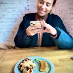 Mónica Sintra Instagram - Um domingo perfeito, no @lifecafesacavem. Um brunch que parece uma orquestra para os sentidos e um atendimento acolhedor. A explosão de sabores e cores é bem visível nestas fotos que partilho convosco. 🥐🍳 A decoração moderna e atual, combinadas com a luz, foram a pitada final para um fim de tarde agradável e cheio de sabor. Recomendo vivamente, para quem procura um espaço para se deleitar e, claro, conversar. ❤️ #parceria