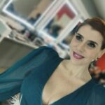 Mónica Sintra Instagram - Mais um sábado, mais uma voltinha no “Estrelas ao Sábado”. A competição regressa hoje e novos candidatos procuram a sua oportunidade para mostrar o seu talento. Vamos lá? É já a seguir na @rtppt. 😘 💇‍♀️ @antoniocortezatelier 💄 @paulacarmo.makeup 👗 @muonti_dress_code 👠 @donavportugal