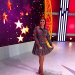 Mónica Sintra Instagram - Se vejo estrelas em todo o lado é porque estamos nas semi-finais do "Estrelas ao Sábado" na @rtppt. Quem está desse lado a acompanhar e por quem estão a torcer? 😍 💇‍♀️ @antoniocortezatelier 💄 @paulacarmo.makeup 👗 @muonti_dress_code 💎 @eugeniocamposjewels