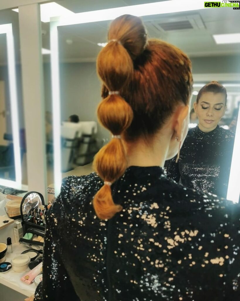 Mónica Sintra Instagram - Prontos para mais uma tarde animadíssima na @rtppt? Eu já cá estou, pronta para mais um “Estrelas ao Sábado”. ✨ Bora lá! 💇‍♀ @antoniocortezatelier 💄 @paulacarmo.makeup 👗 @muonti_dress_code 💎 @eugeniocamposjewels