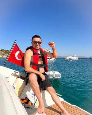 Müşfiq Şahverdiyev Instagram - Her gunumuz bir xatiredir. Arzu edirem ki, kecen her bir gununuz Sizin ucun gozel bir xatire kimi qalsin eziz dostlarım🥰🥰❤️ #çeşme #izmir #türkiye 🇹🇷🇹🇷