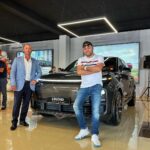 Müşfiq Şahverdiyev Instagram - Xeyirli ugurlu olsun 😊👍🚘 avtomobiller bir sozle mohteshem icinde olmuyan shey yoxdu icgili olsan sag qoltugda otur unvani de Seni aparacaq😄 ve en esasi bu avtomobillerin elektrik enerjisi ile ishlemeleridir😊👍 @legend_motors_baku