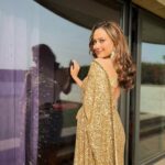 Madalsa Sharma Instagram - Soaking the winter sun while soaked in gold💛☀️ Styled by - @camy1411 Saree by - @soshaibysofi Blouse by - @artisanalseparates Jewellery by -@ijewels . . . . #reels #reelsinstagram #madalsasharma #kavya #videooftheday #instadaily #instavideo #instagood #instamood #mood #trending #trendingreels #reelitfeelit #reelkarofeelkaro #reeloftheday #reelit #love #actorslife
