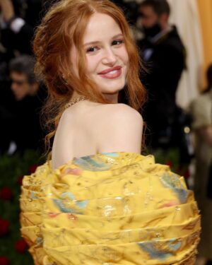 Madelaine Petsch Instagram - met gala ‘22💛 thank you @moschino @jeremyscott for the dress of my dreams