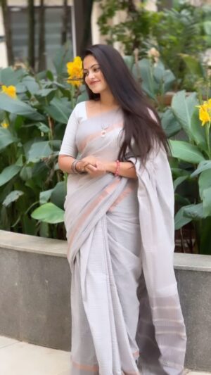 Madhumitha H Instagram - Lil late for trend ig!! 
Saree- @unnatisilks 

#saree #tamara #dance #trendingreels #trending #tamilsong #vijay #smile #traditional #loveyourself