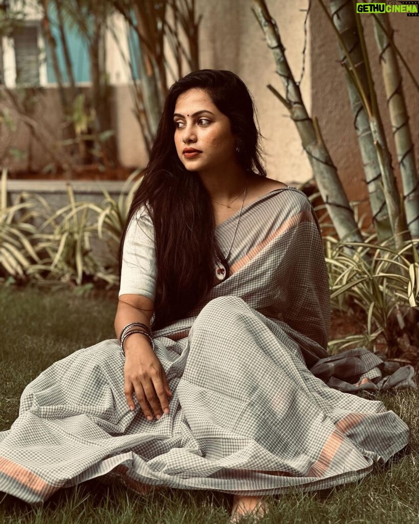 Madhumitha H Instagram - Living in vintage dream 💤✨🖤 Saree- @unnatisilks #vintagevibes #retro #sareelove #traditional #aesthetic #loveforsaree #checks