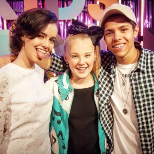 Maemae Renfrow Instagram - It was so nice meeting this little sweetie last night. 😘😘😘 #NickelodeonFamily #kca #jojo #kidschoiceawards #nickelodeon #nick #maemae381 #maemae