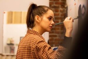 Maemae Renfrow Instagram - Feeling artsy fartsy. 👩🏻‍🎨👩🏻‍🎨 #art #artsyfartsy #maemae #becreative