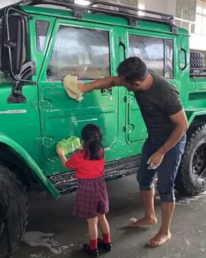 Mahendra Singh Dhoni Instagram - A little help always goes a long way specially when u realise it’s a big vehicle