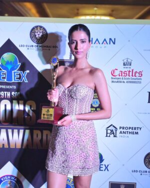 Manasvi Mamgai Instagram - Thank you @lionsgoldawards for Fitness Icon of the year award 🏆🥊🏋‍♀️
Wearing my dear friend @rockystarofficial @rockystarofficial who showcased his collection at @perniaspopupshop the same evening (last slide)