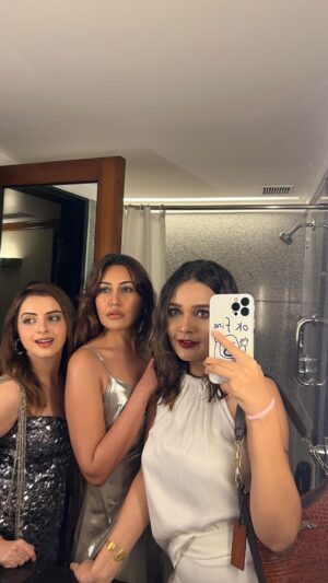 Mansi Srivastava Instagram - When your BFF says pack ur bags am coming to get ya SIS 😅🙌

Still can’t get over the view from 
@hotelmarineplaza 
And the food was to definitely try again for sure 🤍
Coming back for bohri thali 🤪