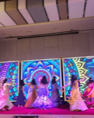 Mansi Srivastava Instagram - What an emotional roller coaster sangeet Night , we weren’t ready for this and such amazing performances by the whole family and friends . Rulaa diyaaa 🥹
Best ever for the best two @shrenuparikhofficial @akshaymhatre11 🧿💜 
Cant wait to see u both married  and how 💜💜💜