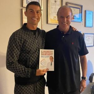 Manuel Pinto Coelho Instagram - O melhor jogador de futebol de todos os tempos a honrar a estratégia e a abordagem clínica de toda a nossa equipa. 

Obrigado @cristiano

 #clinicadoutorpintocoelho #vivermelhor #chegarnovoavelhoreceitas #vidasaudavel #healthyfood #antiinflammatory #healthygut #healthbenefits #nutricaoesaude #dicadesaude #bemestar #vivercomsaude #saudeemprimeirolugar #maissaude #healthy #digestivehealth