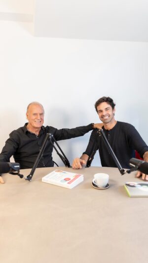 Manuel Pinto Coelho Instagram - Para o 3.º episódio do meu podcast convidei o @doutor_pintocoelho que, para além de um grande amigo, é um ser humano e profissional que admiro muito. 
Em 2015, fundou a sua própria clínica, que ganhou o prémio International Award in Excelence and Quality, e é autor de vários livros entre os quais os bestseller “Chegar Novo a Velho”, “+Vida +Saúde +Tempo” e “O Segredo do Sistema Imunitário”.
Neste podcast, falamos sobre quais os hábitos que podemos ter para viver mais e melhor, assim como dicas para envelhecer com saúde. 

Episódio disponível no Spotify e Youtube. 🎙 

#podcast #schoolofunicorns
