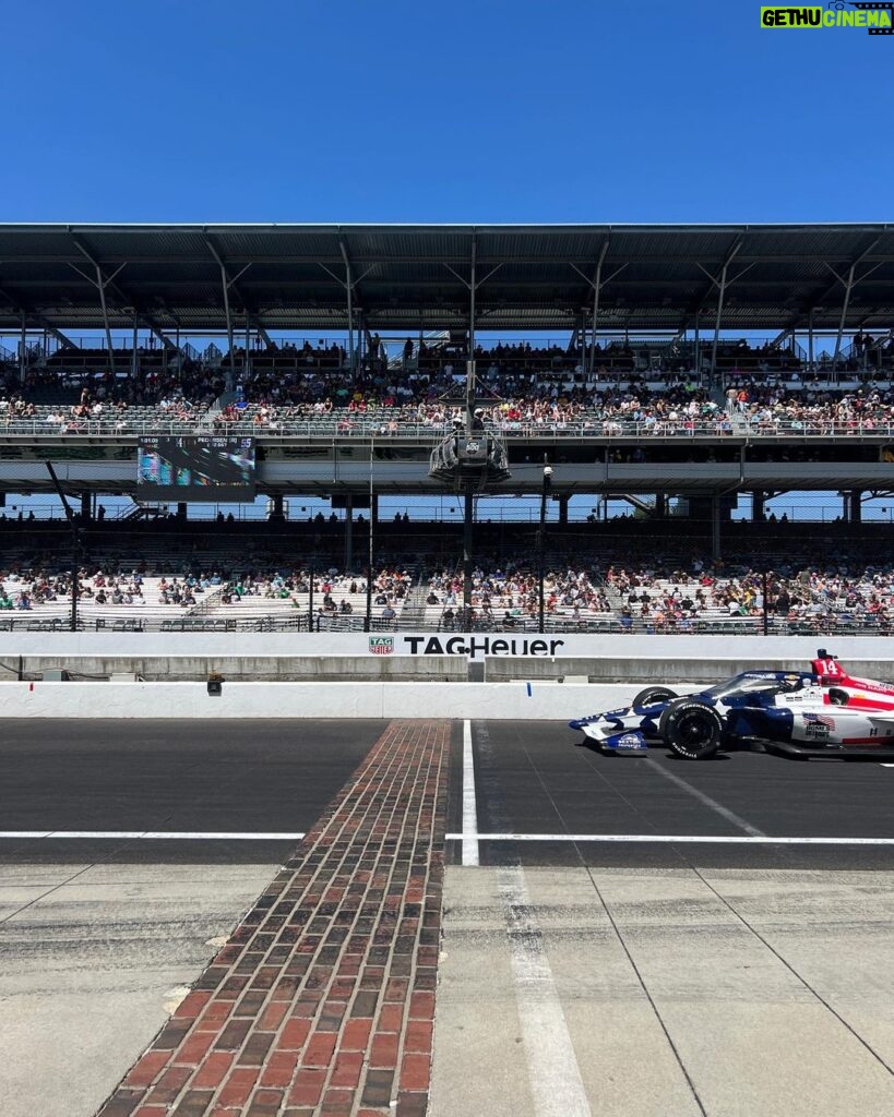 Marc Priestley Instagram - Back in the pitlane at Indy for the 1st time since we won the 2007 #USGP here with @lewishamilton 😎