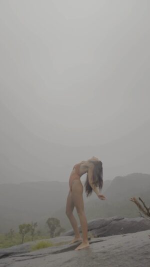 Marcella Landeiro Instagram - lost in nature 🌑 pelo olhar de @thiago.filmmaker