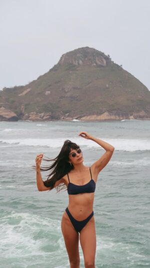 Marcella Landeiro Instagram - até um dia nublado no rio é bonito 😮‍💨 
biquíni: @tahoe.brand 
óculos: @zerezes