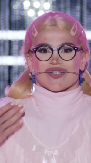 Marcia Marcia Marcia Instagram - I’ve received SO much love for my talent show number these past few days and it makes me so happy💛
In drag, it’s never really been my goal to be ✨fierce✨ or ✨cool✨. It’s much more fun for me to be goofy and to do things that make me laugh, and it’s really affirming that people understand and appreciate that. I look forward to making y’all laugh more this season💛
#dragrace