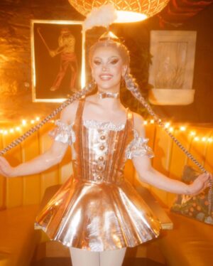 Marcia Marcia Marcia Instagram - I love this look so much. I designed it, made it, and hand painted the rust myself. I figured most of the queens would go futuristic, shiny, and new, so I decided to go in the opposite direction. Rust on metal indicates experience, age, sometimes mistreatment, and I think that’s beautiful. After all, that’s where we get our stories from, imperfect moments.
Shot by: @gabrielle.carrubba 💛
#dragrace