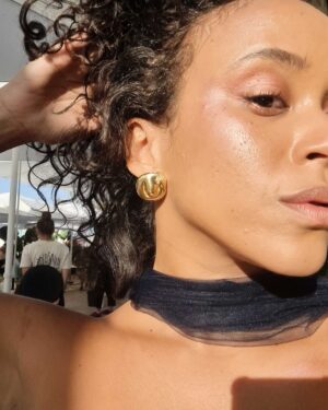 Mari Oliveira Instagram - o 779 tá passando longe agora, né? de anchieta pra première do filme "Tre Piani" no @festivaldecannes 2021✨
•
cabelo milagroso @solucoescapilares.hs 
• 
beleza guiada por @_danielleleone e produtos @jolijolimakeup 
•
styling @predoazevedo
•
obrigada @zanyassessoria e @maisagouveiaestilista pelo vestido de princesa.
obrigada @gua_________ pela joia, atenção e compartilhar comigo a alegria desse dia tão especial.