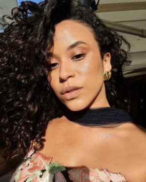 Mari Oliveira Instagram - o 779 tá passando longe agora, né? de anchieta pra première do filme "Tre Piani" no @festivaldecannes 2021✨
•
cabelo milagroso @solucoescapilares.hs 
• 
beleza guiada por @_danielleleone e produtos @jolijolimakeup 
•
styling @predoazevedo
•
obrigada @zanyassessoria e @maisagouveiaestilista pelo vestido de princesa.
obrigada @gua_________ pela joia, atenção e compartilhar comigo a alegria desse dia tão especial.