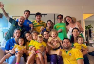 Maria Eduarda Machado Instagram - Gente. Um pouco sobre mim aqui: eu AMO copa! Amo futebol, amo tática, amo impedimento, amo cartão, amo bola dentro da pequena área. Amo a BOLA! Vamos BRAsIL! 💛💚