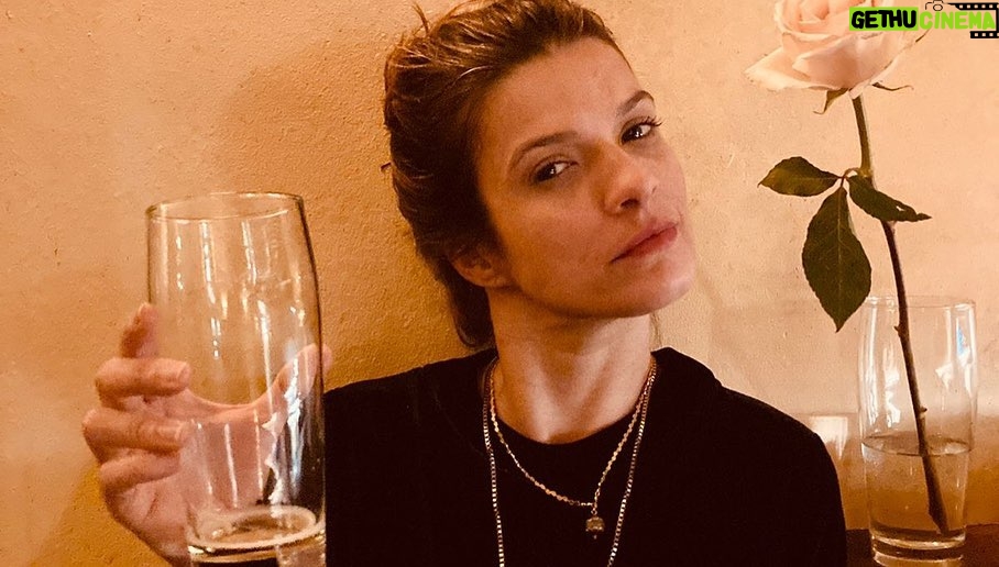 Maria Eduarda Machado Instagram - De como é importante ver o copo cheio. Vienna, 2022. 🌸
