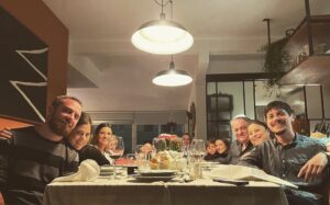 Maria Eduarda Machado Instagram - Sou filha única, e por isso, cresci sem muita família por perto. Então festas de família eram aquela coisa né, eu sempre aterrizava em alguma casa que não era minha.
Eis que 36 anos depois, realizo um Rosh Hashaná na minha casa, para uma família que também não é minha, mas que em breve será. 
Amar também é escolher quem se ama.
Shaná tová. 🧡